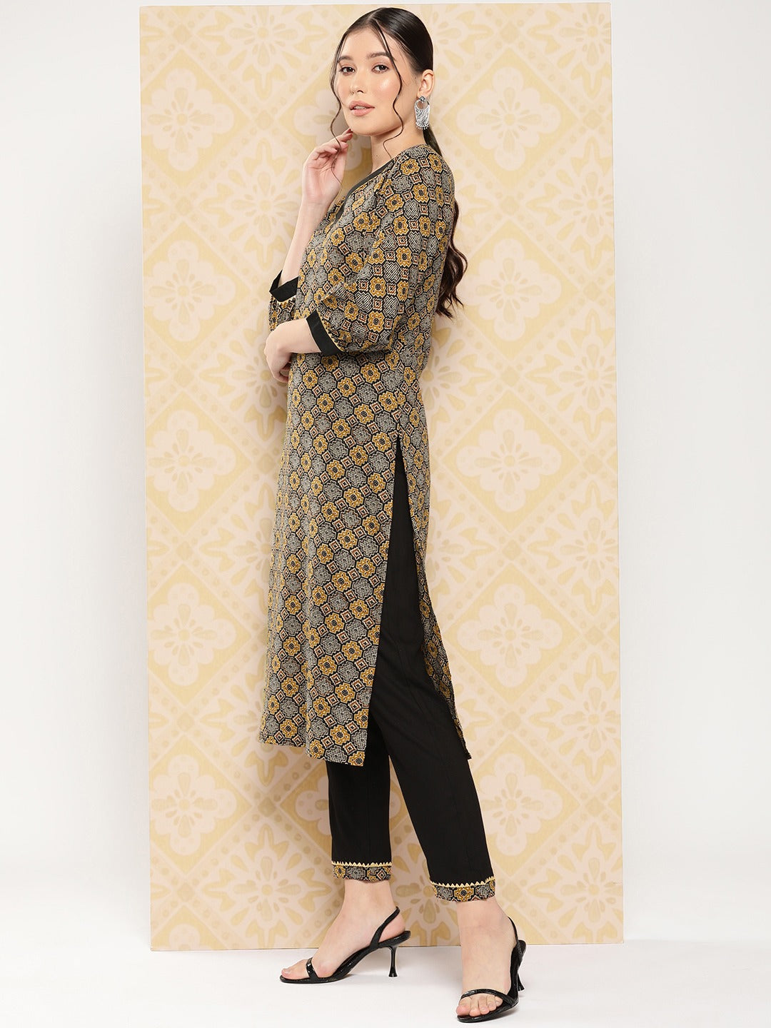 Geometric Printed Regular Pure Cotton Kurta with Trousers-Yufta Store-1400SETBRS